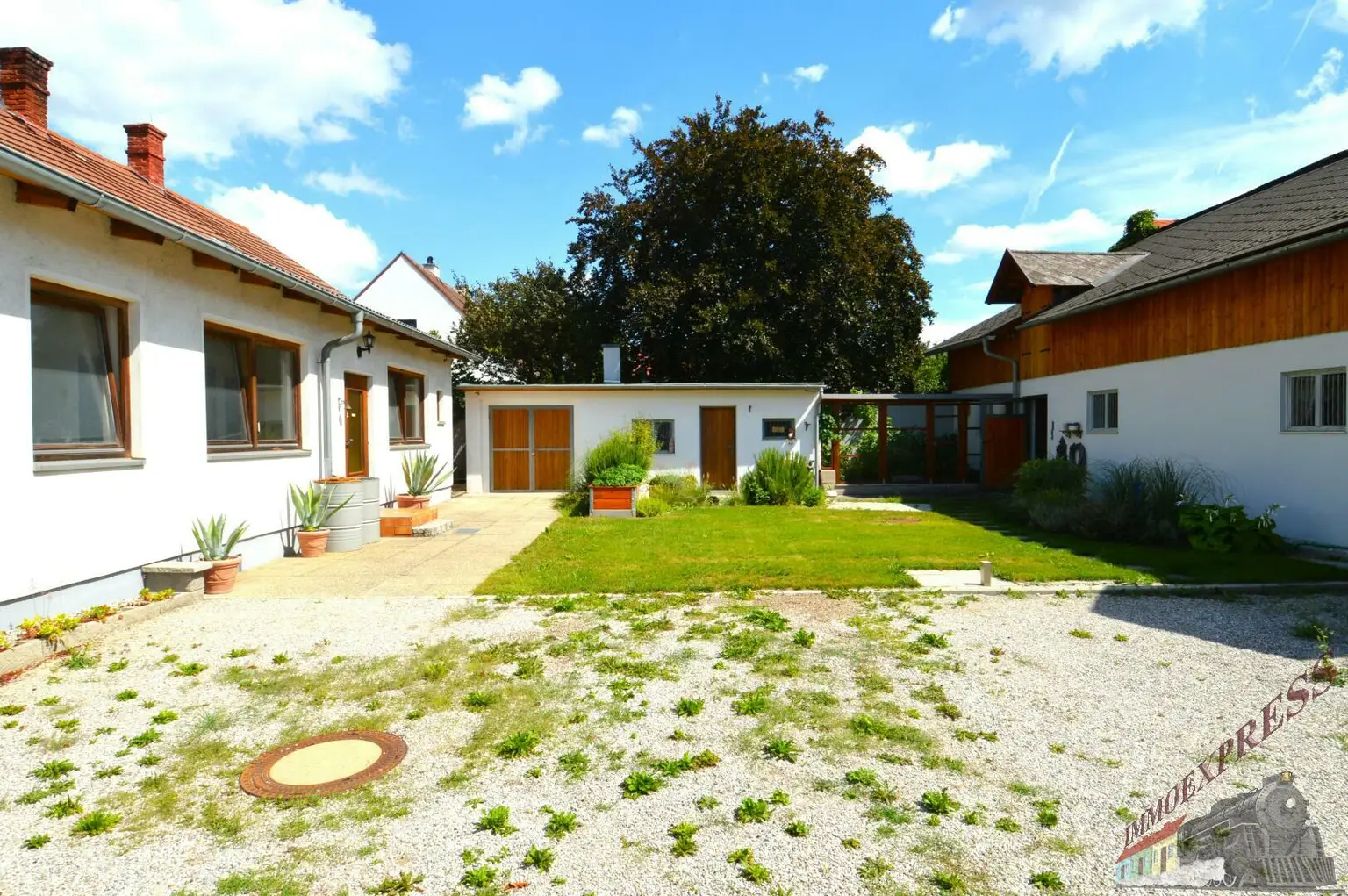 Entkerntes Einfamilienhaus mit großem Innenhof und hochwertig saniertem Stadl - zentrale Ruhelage
