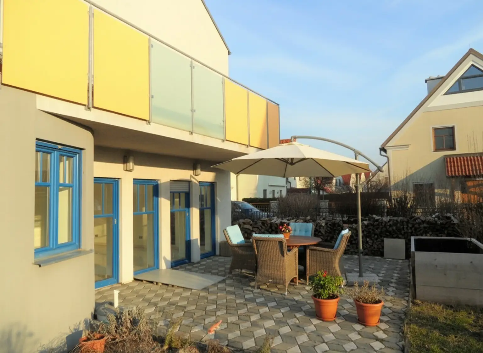 Blick zur Terrasse: mit KI generierten Möbel