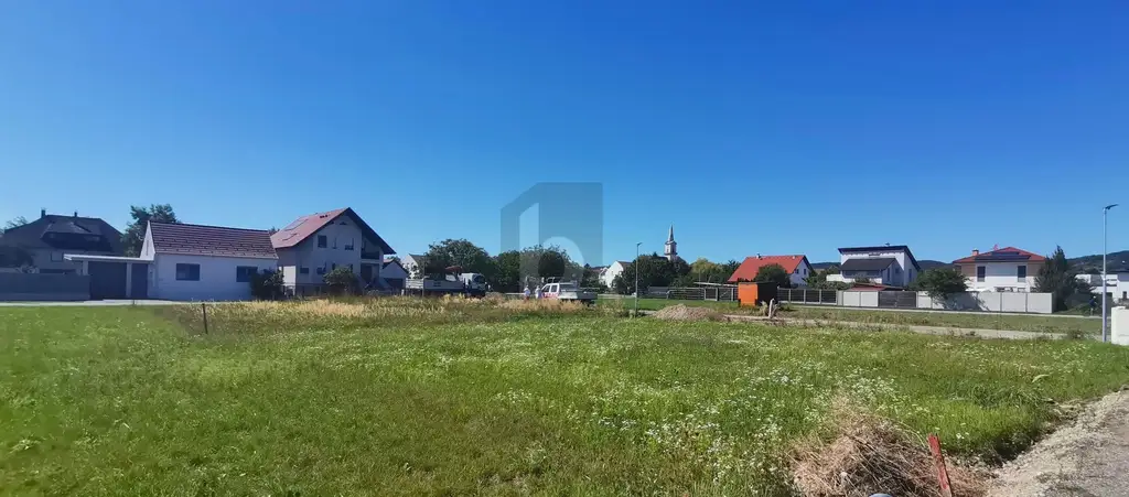 RUHIG GELEGEN - BIS ZU ACHT WOHNEINHEITEN MÖGLICH
