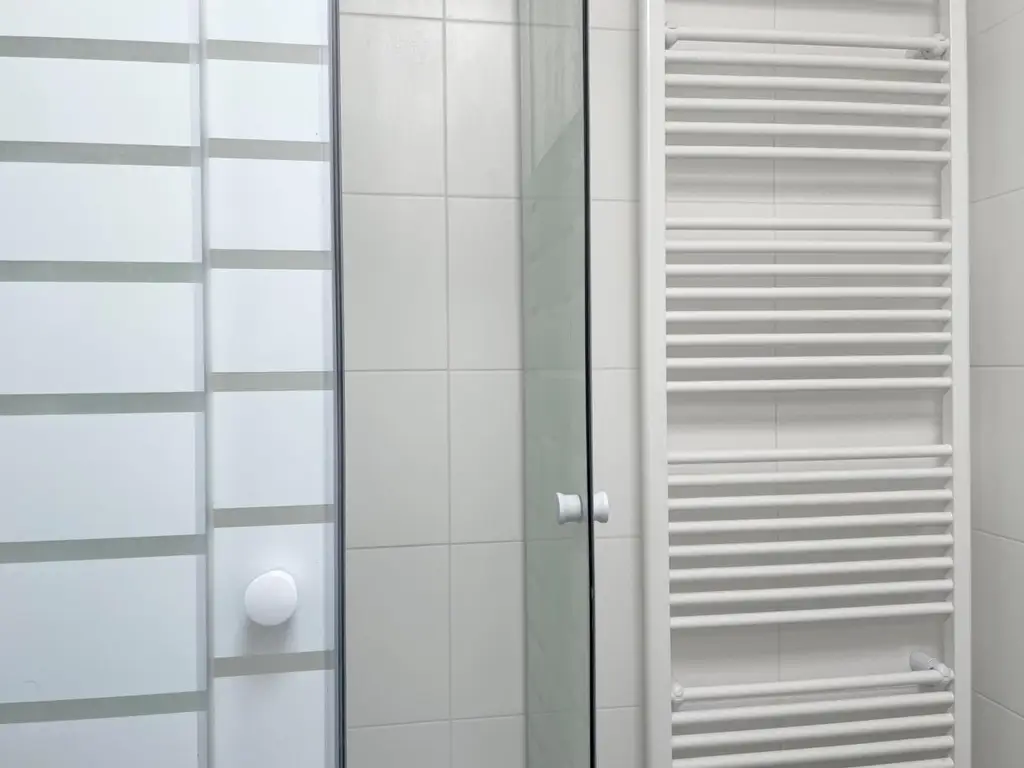 Modern sanierte Dachgeschosswohnung mit hochwertiger Klimaanlage