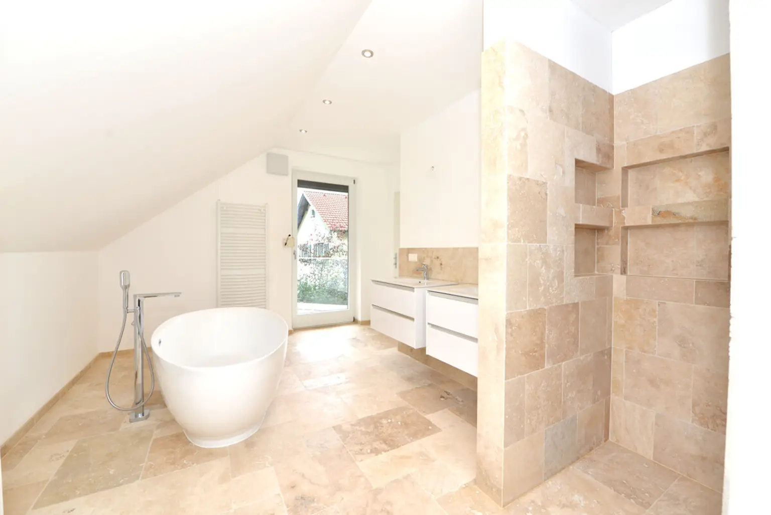 GROßZÜGIGE VILLA IN PURKERSDORF MIT 426 M², SAUNA, POOL, WINTERGARTEN & BESTER ANBINDUNG NACH WIEN