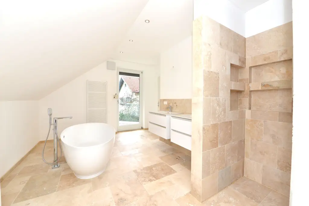 GROßZÜGIGE VILLA IN PURKERSDORF MIT 426 M², SAUNA, POOL, WINTERGARTEN & BESTER ANBINDUNG NACH WIEN