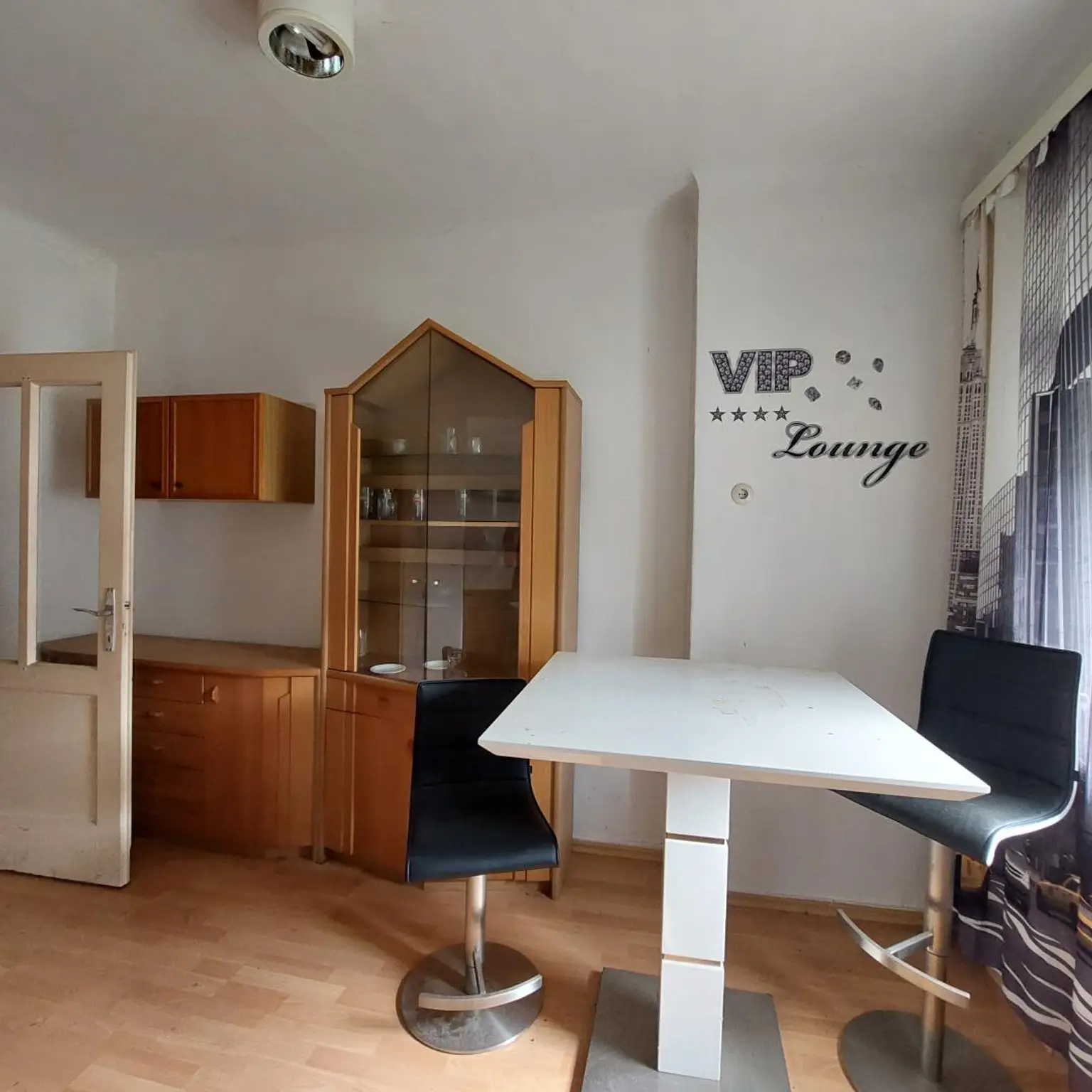 Mehrparteienhaus mit zwei Geschäftslokalen