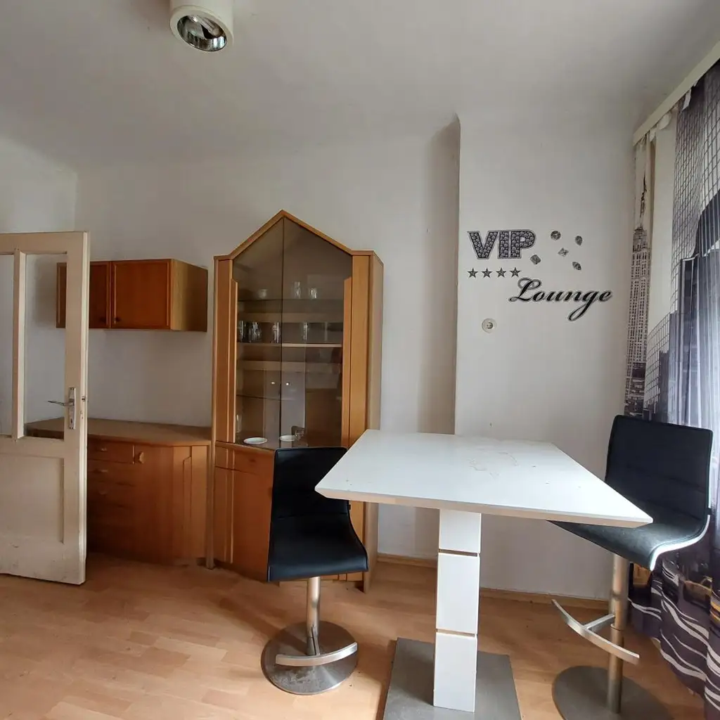 Mehrparteienhaus mit zwei Geschäftslokalen