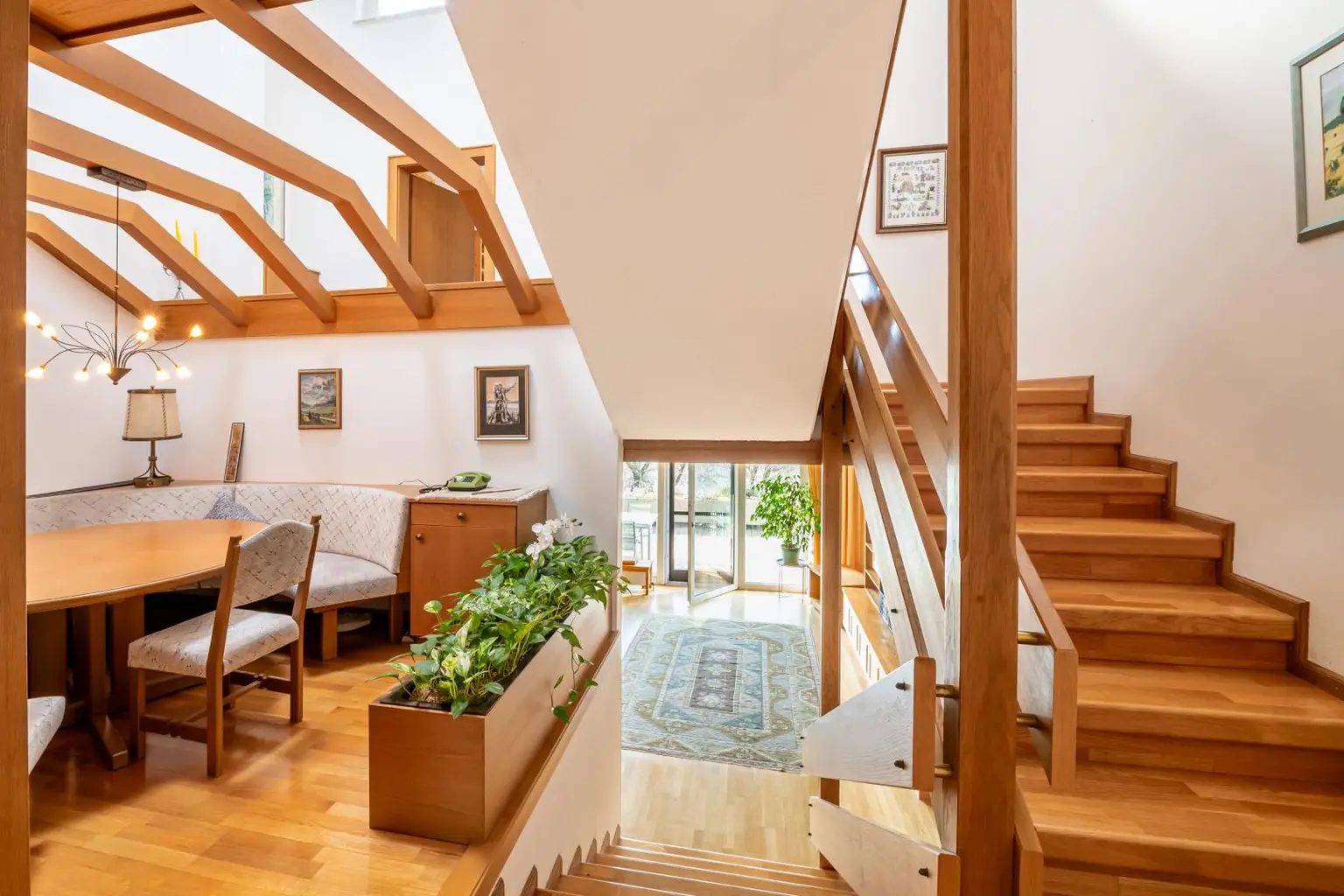 Essbereich mit Stiegenaufgang