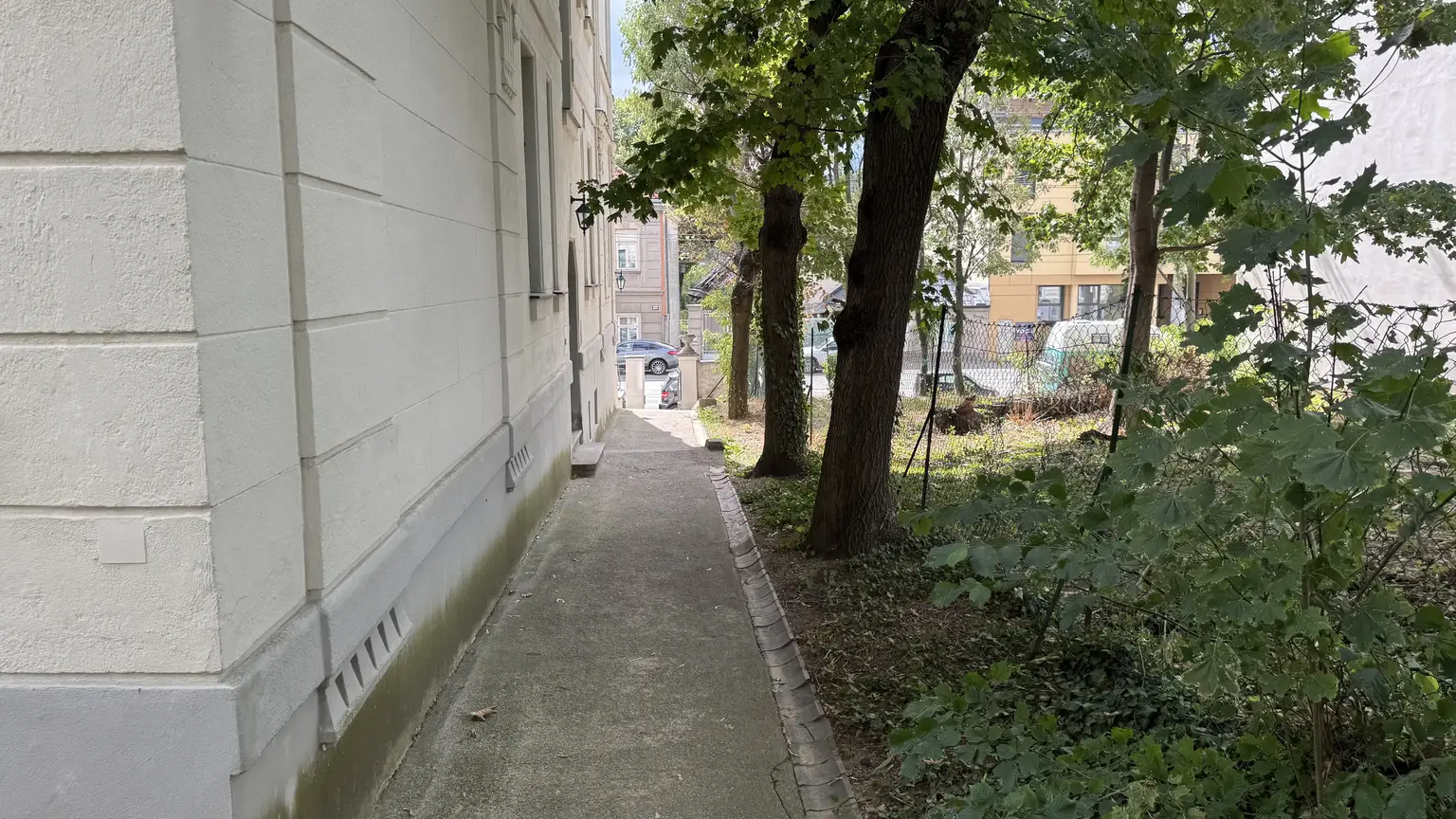 Sanierungsbedürftige Gartenwohnung in charaktervollen Altbau