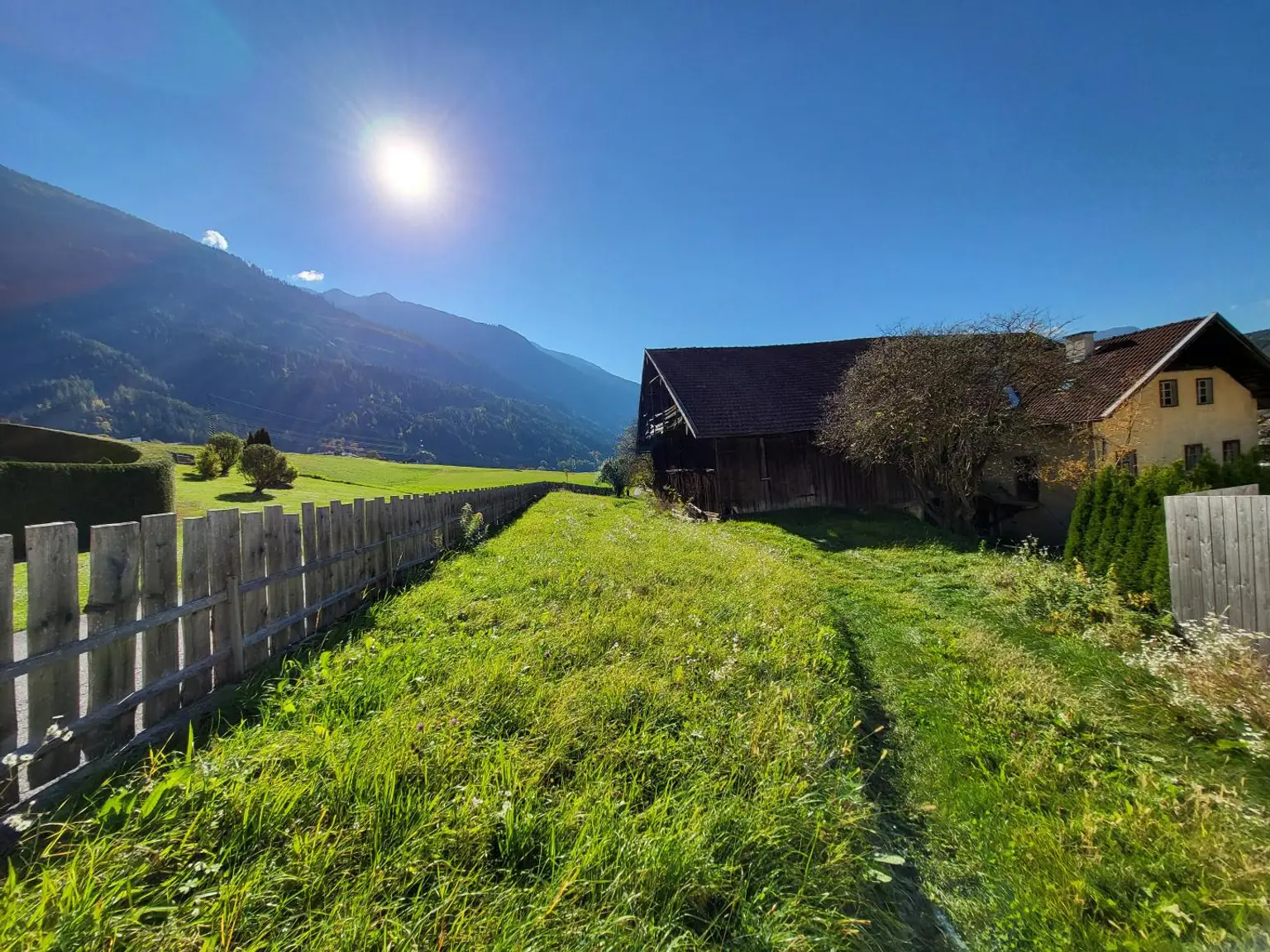 Panoramablick inklusive -  Baugrundstück mit Altbestand in schönster Lage
