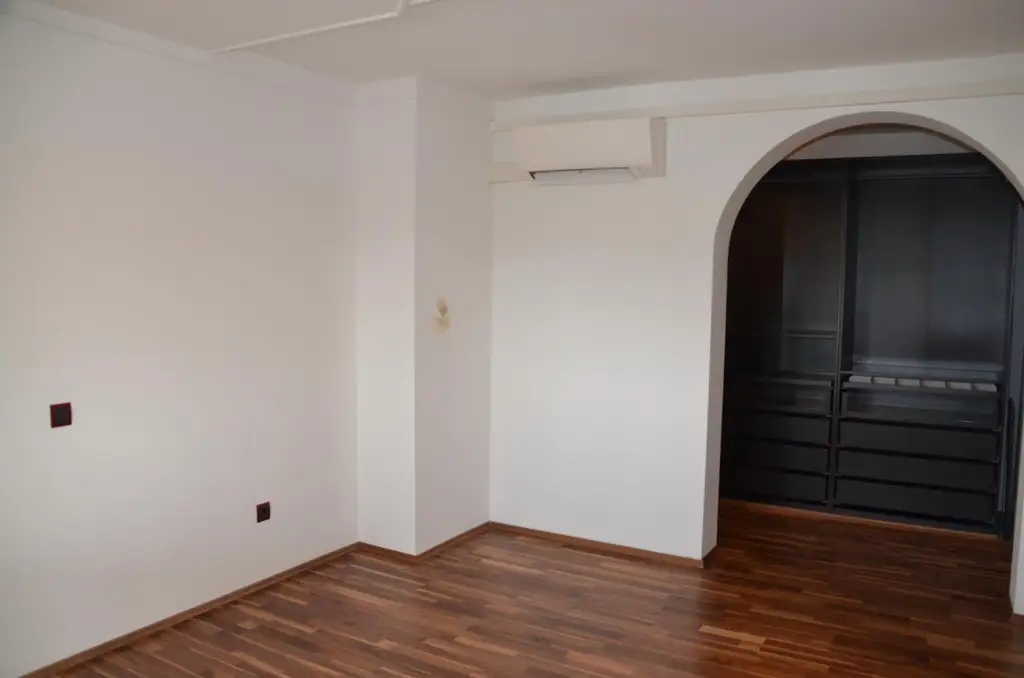 Moderne 4-Zimmer-Wohnung mit Wintergarten und Balkon