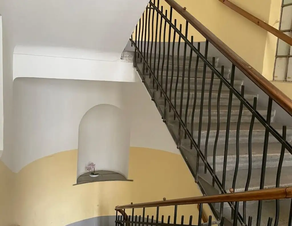 Eckzinshaus mit Rohdachboden