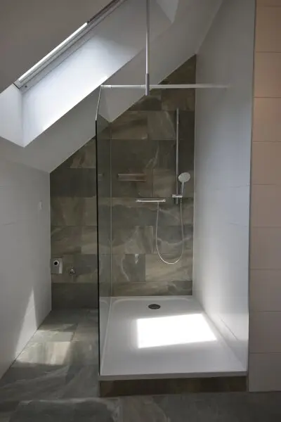 Badezimmer - Moderne und gemütliche 2 Zimmer Dachgeschosswohnung Miete Grödig Salzburg