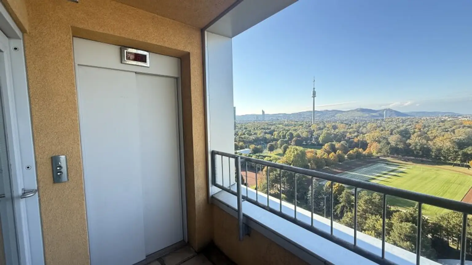 Teilmöblierte 3 Zimmer mit Klima und verglaster Loggia ***** spektakulärer Weitblick + optionaler Garagenstellplatz *****