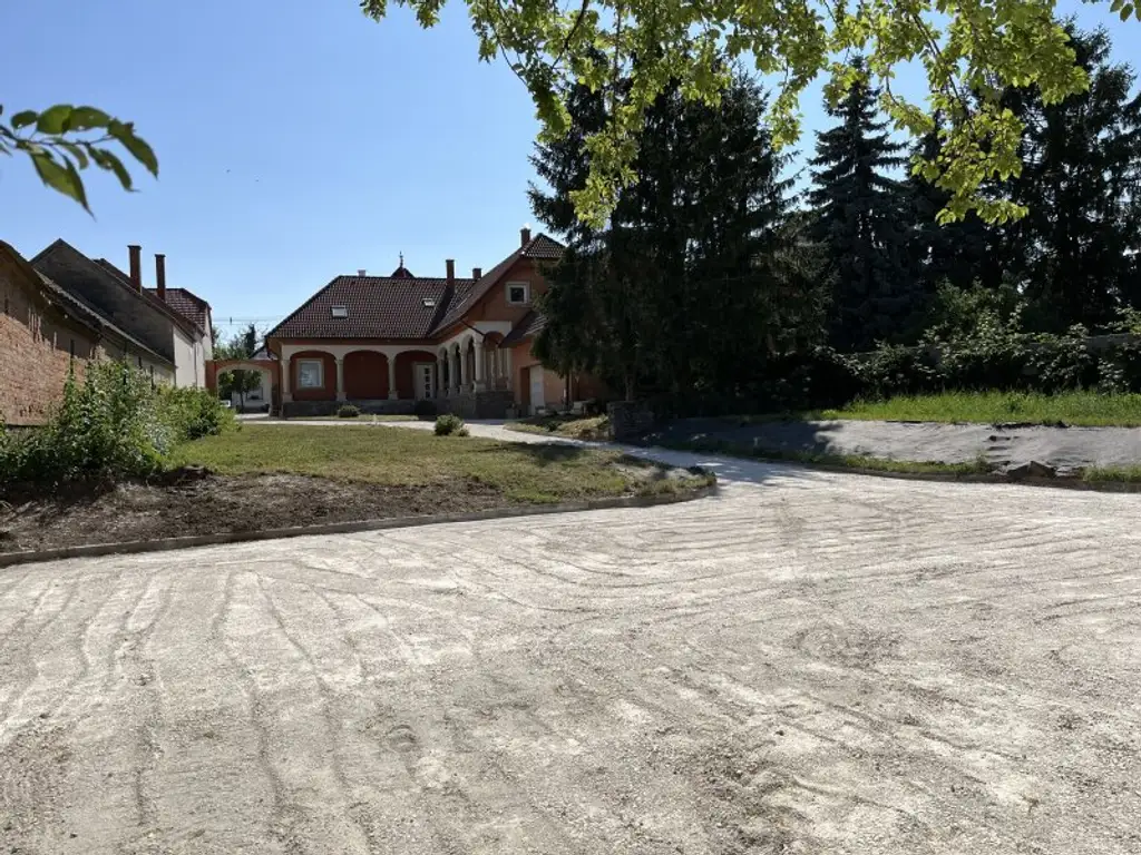 +++Traumhaus mit ländlicher Eleganz – ein geschmackvoll gestaltetes Einfamilienhaus im Herrenhausstil im Herzen von Lövő!+++