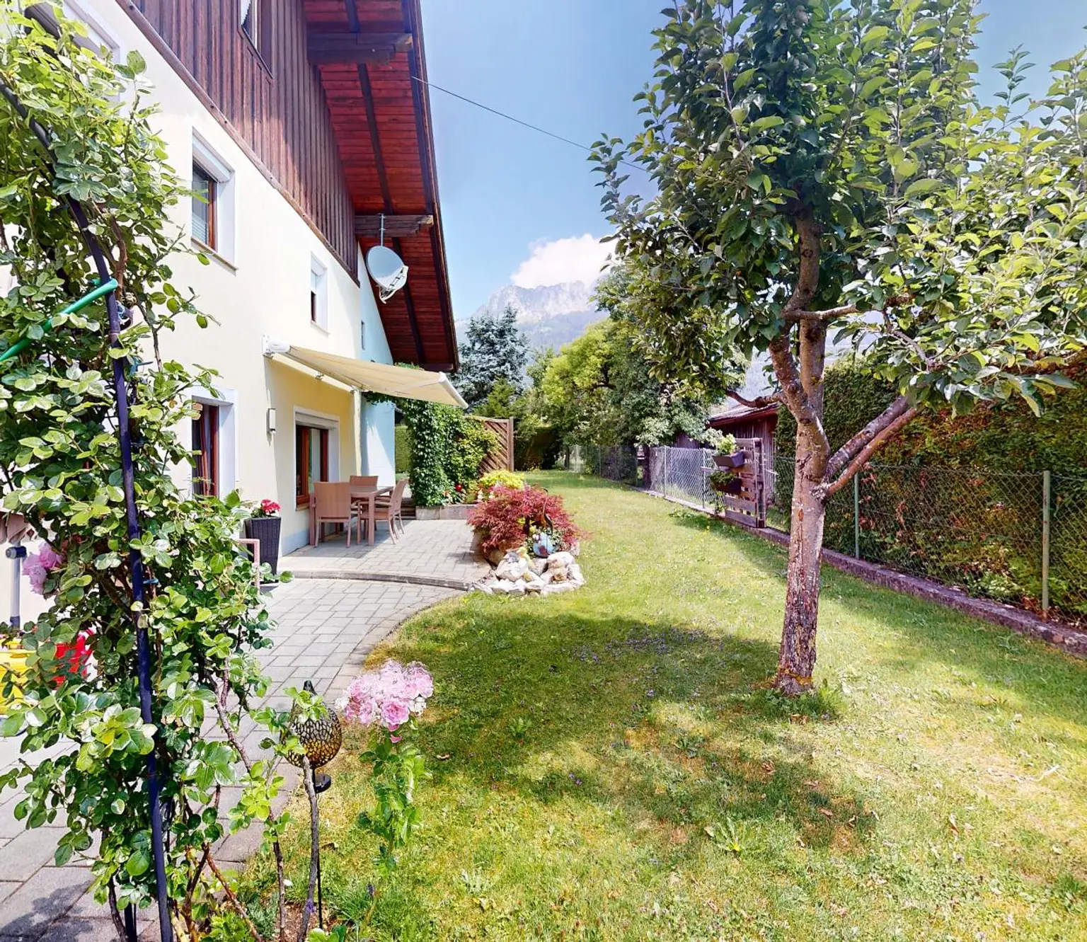 Pflach - Haus - Grünfläche-Terrasse