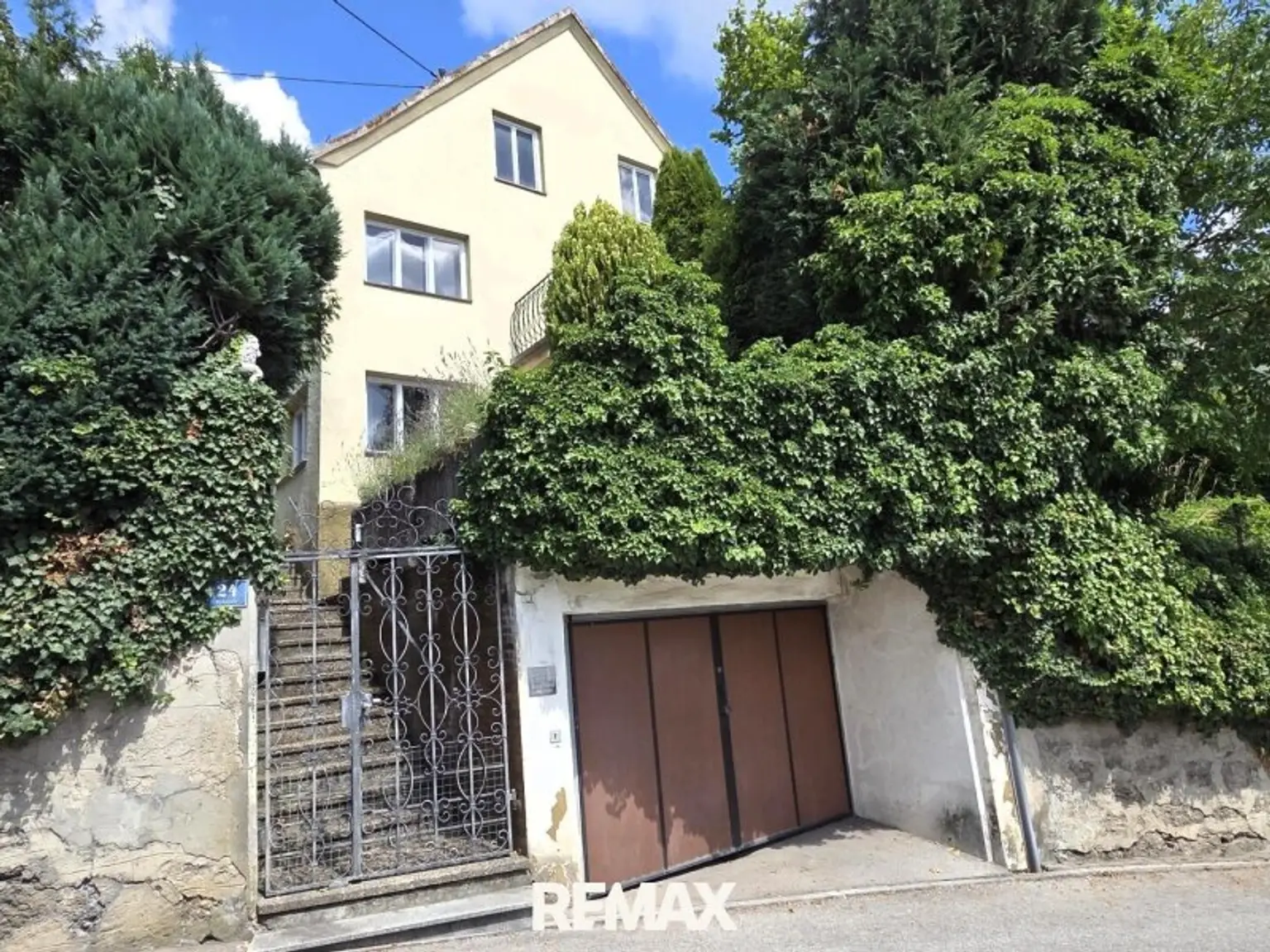 Ansicht mit Garage