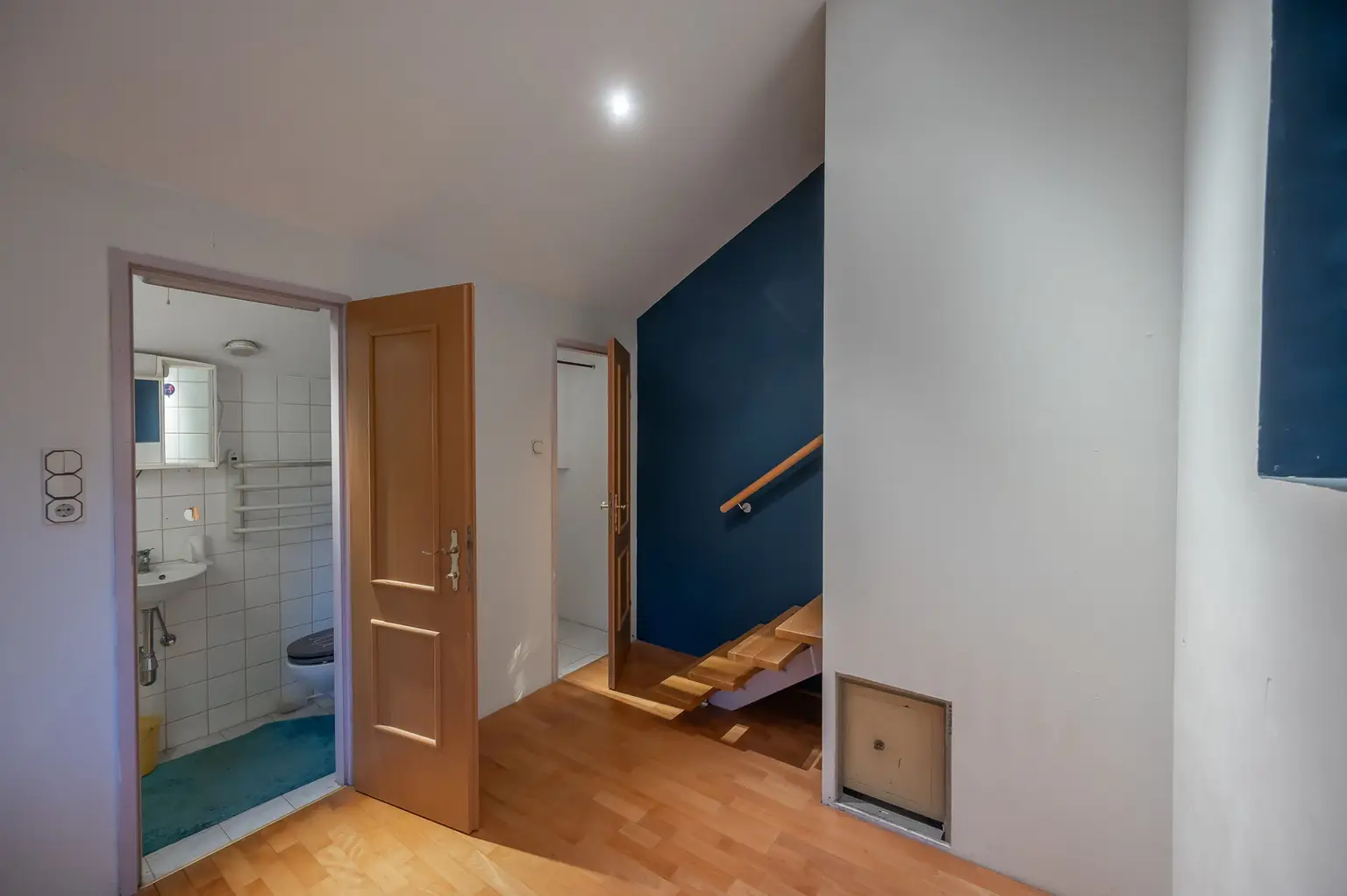 Obergeschoss_Bad 2 und Treppenaufgang