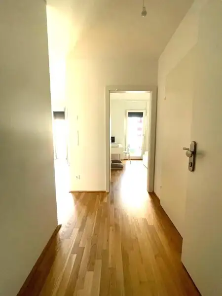 Charmante helle 2 Zimmerwohnung mit Balkon am Hirschstettnerteich