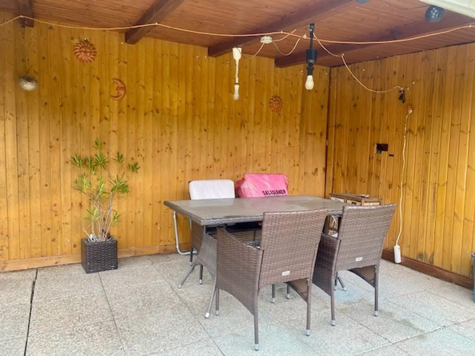 Überdachte Gartenlaube