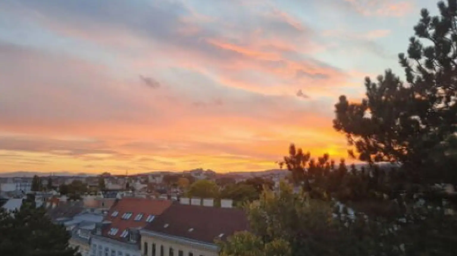 Exklusive Dachgeschosswohnung mit gemeinschaftlichem Pool und Weitblick in absoluter Ruhelage – gegenüber der Sternwarte