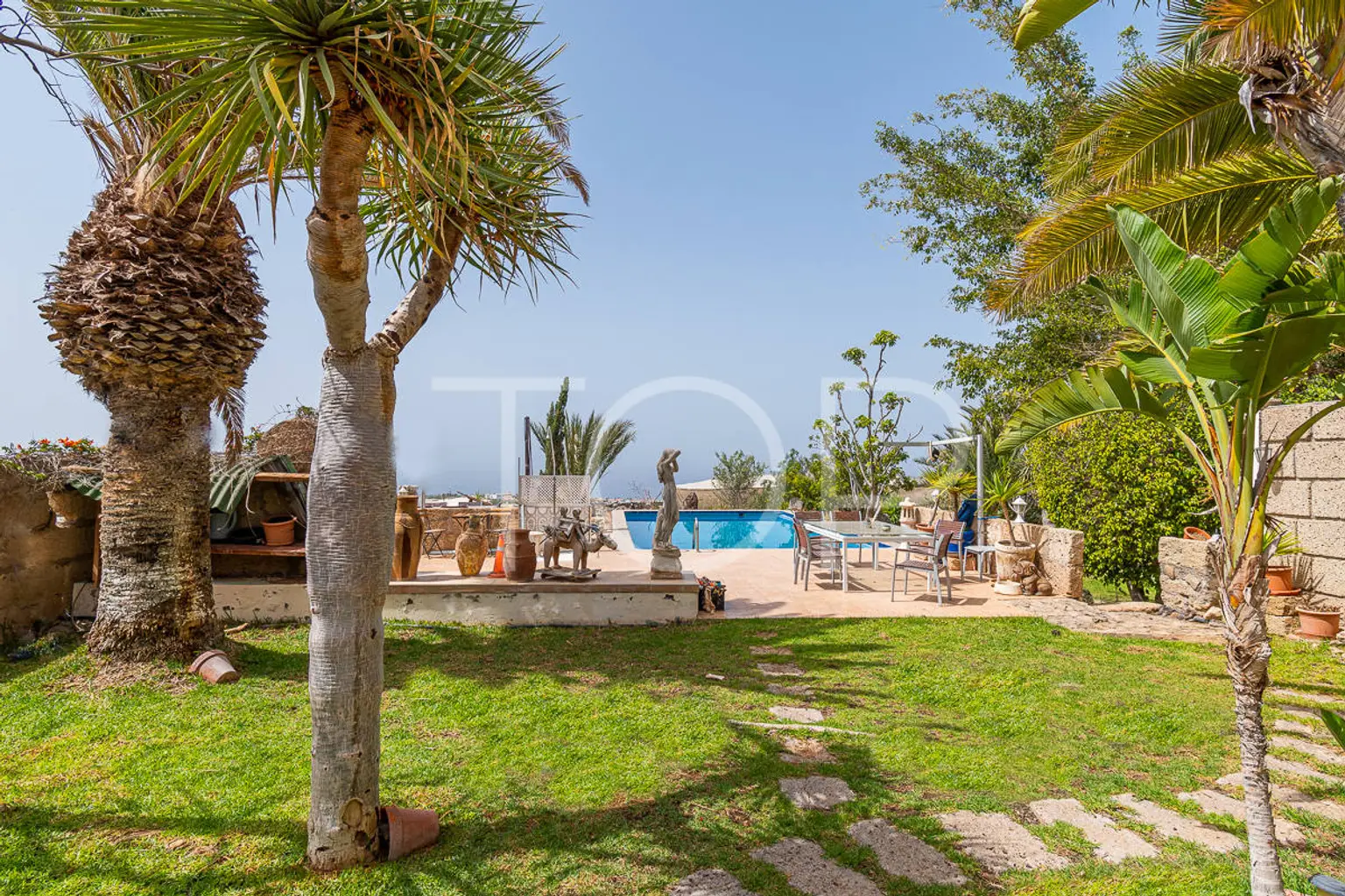 Romántica mansión con seis apartamentos en Costa de Adeje