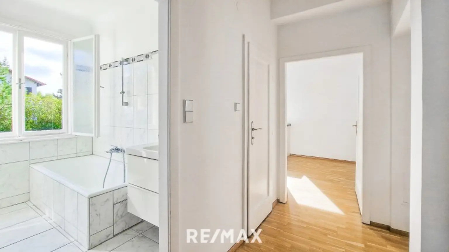 Diele und Bad (Hochparterre)