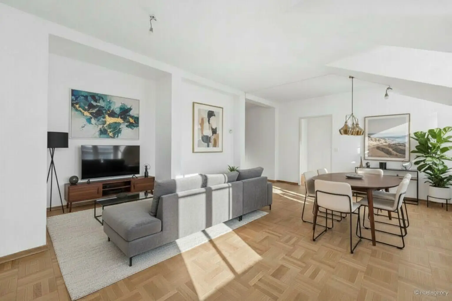 Wunderbare Dachgeschoßwohnung mit Freifläche - SERVITENVIERTEL