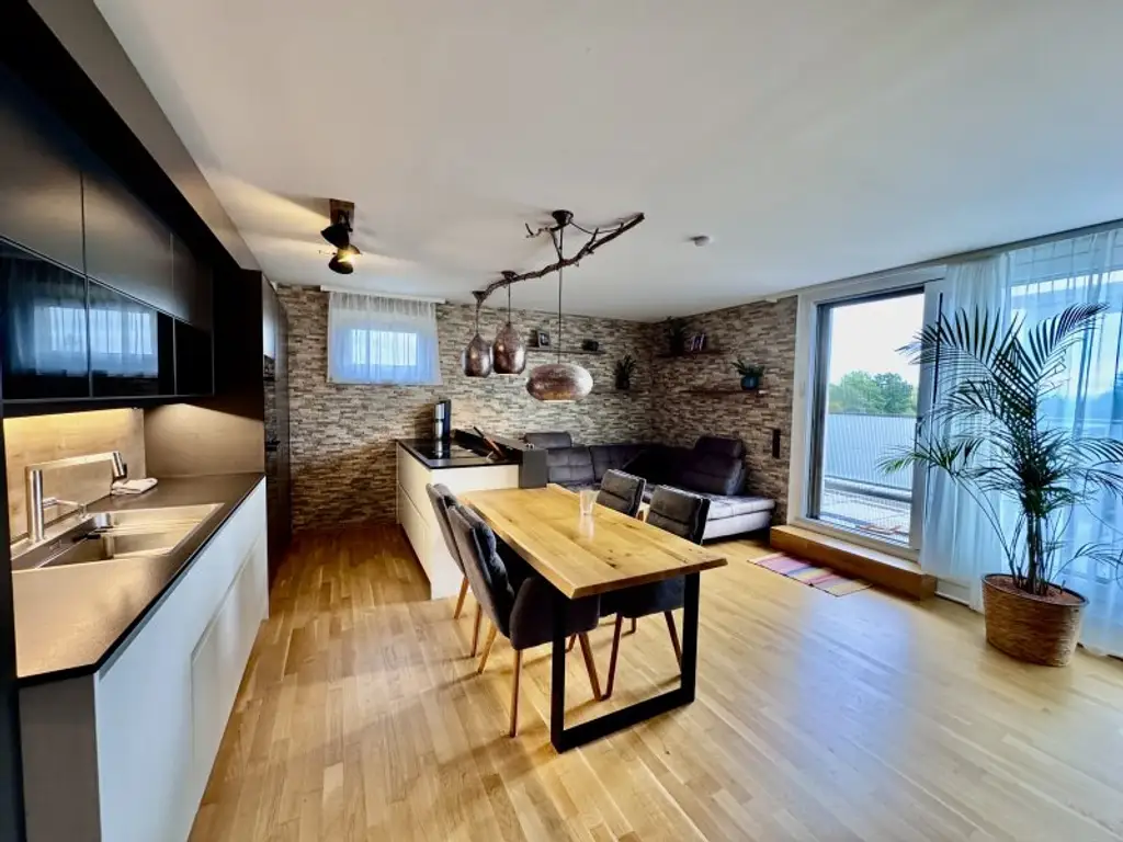MODERNE DACHTERRASSENWOHNUNG MIT BLICK AUF DEN BISAMBERG
