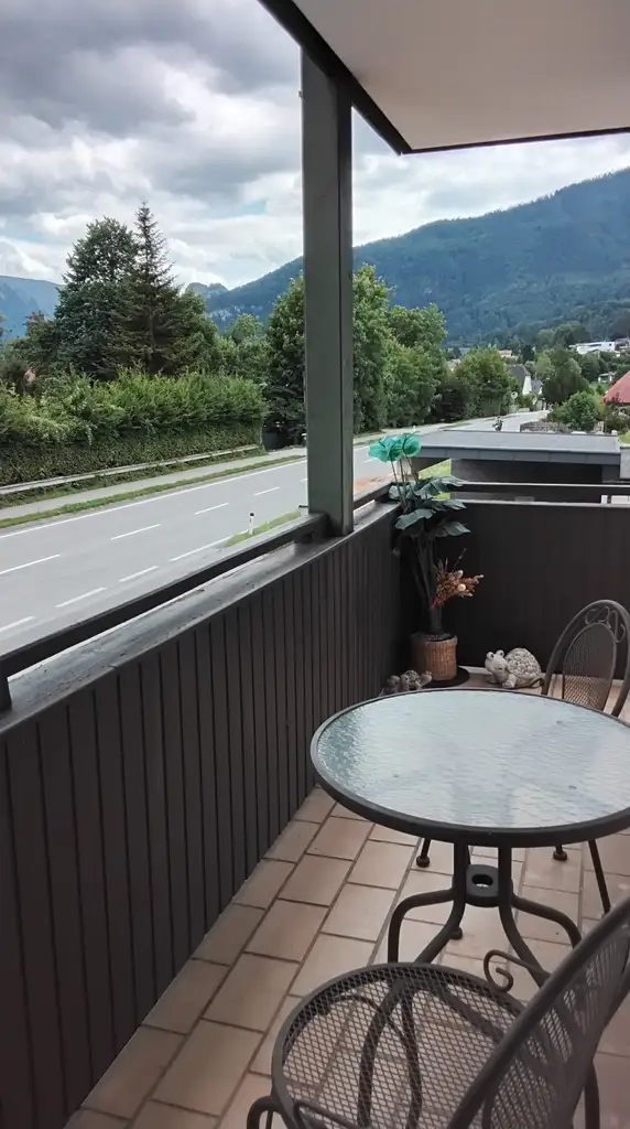 Eine komplett neu adaptierte 3-Zimmer-Wohnung mit Eckbalkon und Traunstein Blick.