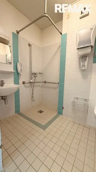 Ehemaliges Seniorenheim, gewerbliche Widmung, große Dachterrasse & 16 Garagen in Wiener Neustadt – Top Chance!