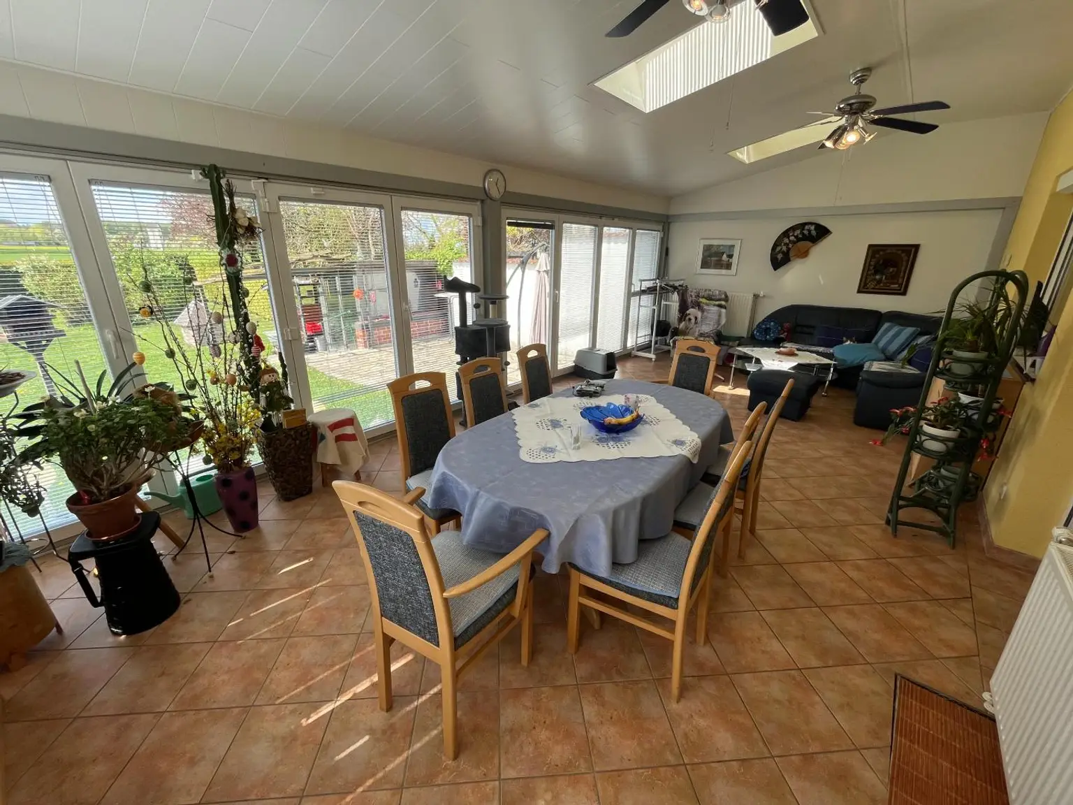 großer Wintergarten imEG