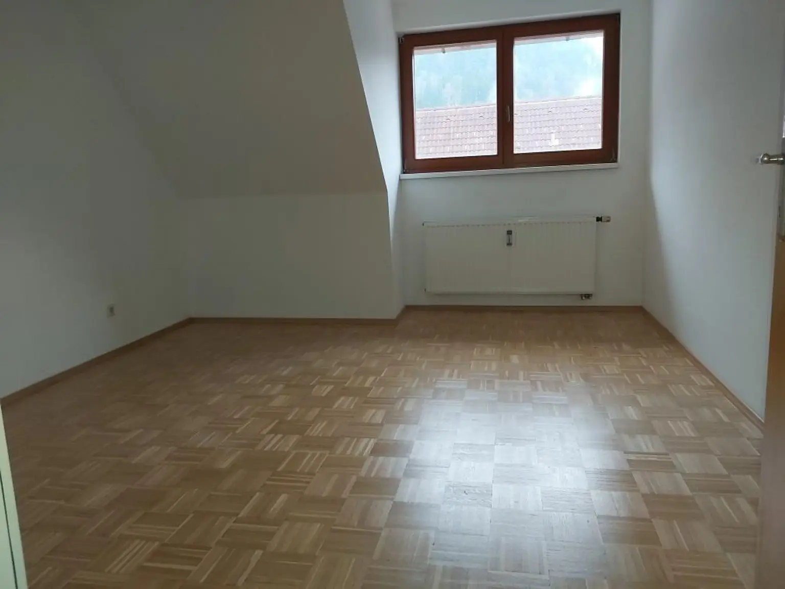 Zentrale 2-Zimmer-Wohnung mit Küchenblock im 2. Obergeschoß (Dachgeschoß) am Hauptplatz in Kapfenberg zu mieten !
