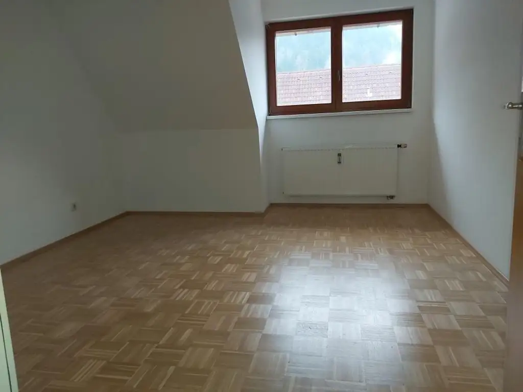 Zentrale 2-Zimmer-Wohnung mit Küchenblock im 2. Obergeschoß (Dachgeschoß) am Hauptplatz in Kapfenberg zu mieten !