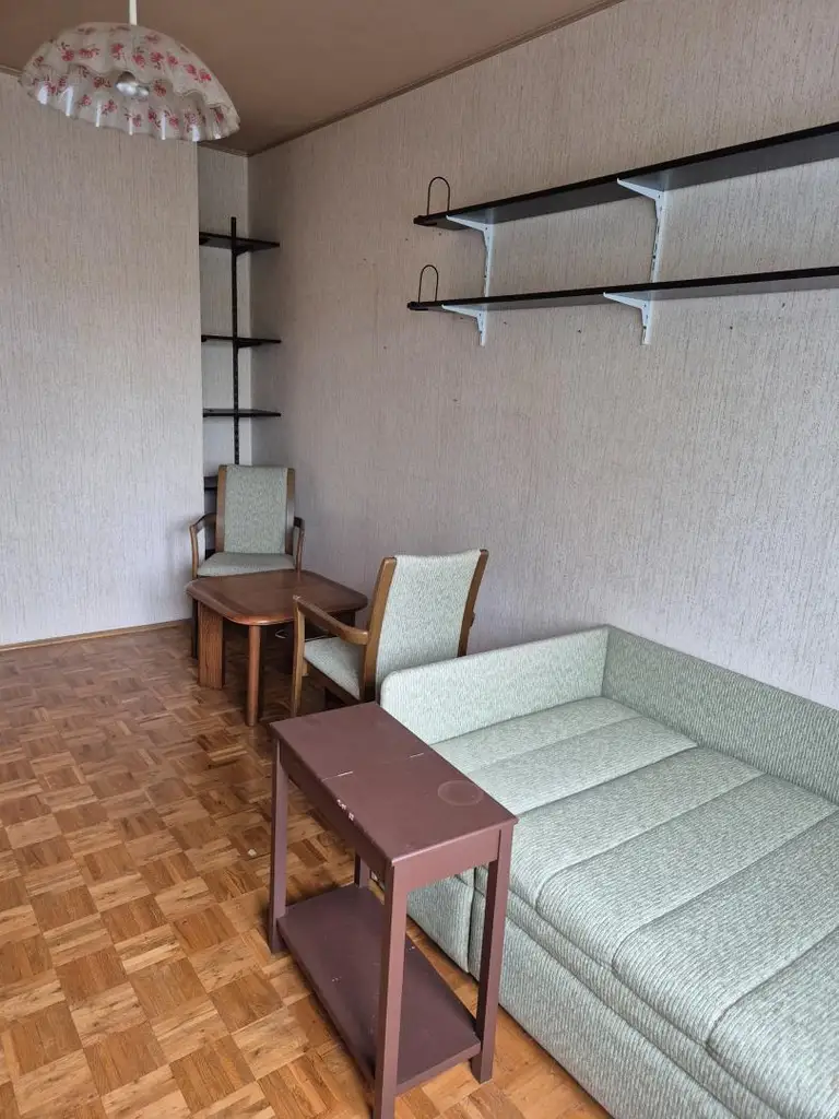 Renovierungsbedürftige 4 Zimmer Wohnung mit Loggia