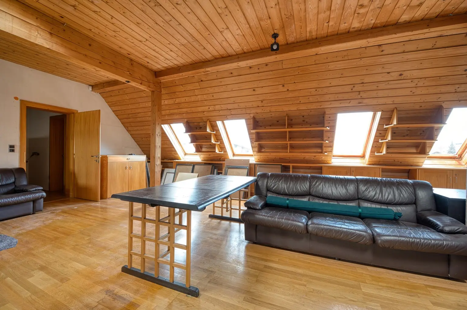 Sie brauchen viel Platz? Wir haben die Lösung. Sanierungsbedürftiges Architektenhaus in bester Lage.