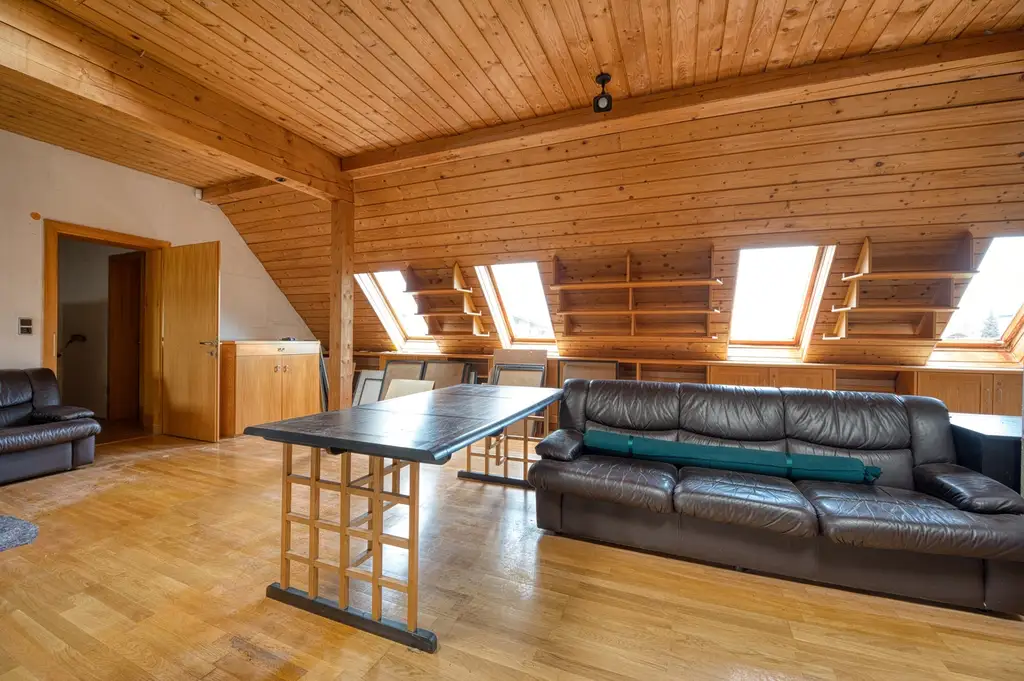 Sie brauchen viel Platz? Wir haben die Lösung. Sanierungsbedürftiges Architektenhaus in bester Lage.