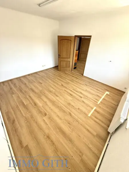 RUHIGE 74 m² 3-ZIMMER-WOHNUNG IM OBERGESCHOSS EINES ZWEIFAMILIENHAUSES MIT GARTENFLÄCHE, ABSTELLRAUM & PARKPLATZ ZU MIETEN!