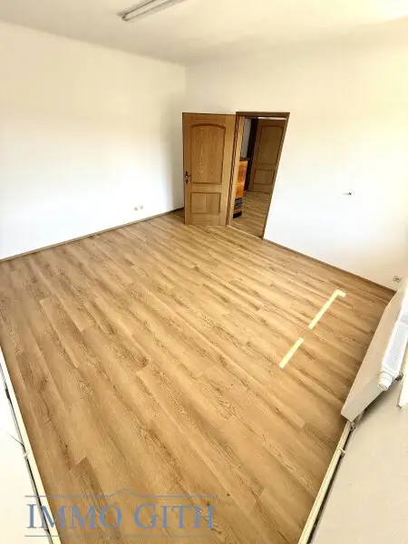 RUHIGE 74 m² 3-ZIMMER-WOHNUNG IM OBERGESCHOSS EINES ZWEIFAMILIENHAUSES MIT GARTENFLÄCHE, ABSTELLRAUM & PARKPLATZ ZU MIETEN!