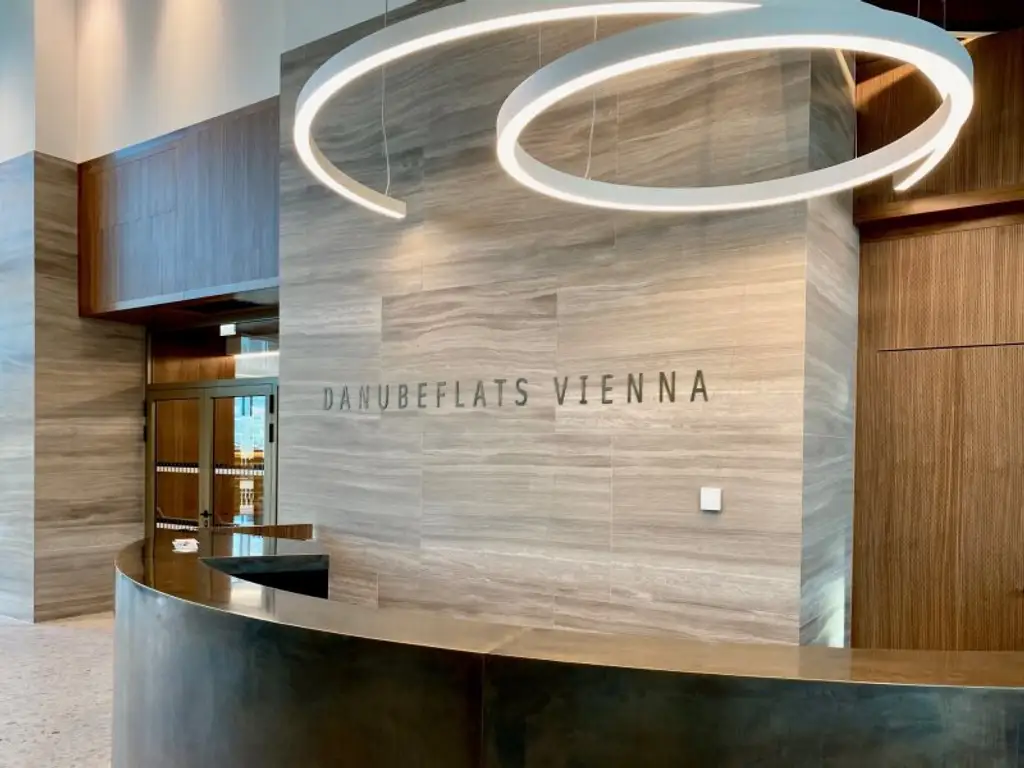 LUXURIÖSE 3-ZIMMER-WOHNUNG MIT 2 BÄDERN, GARAGENPLATZ UND ATEMBERAUBENDEM PANORAMABLICK