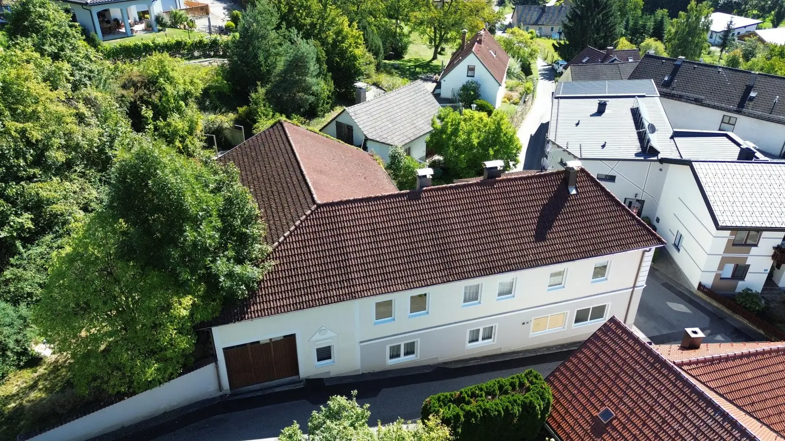 Großzügiges Wohnhaus mit großem Wirtschaftsgebäude und Schlossblick