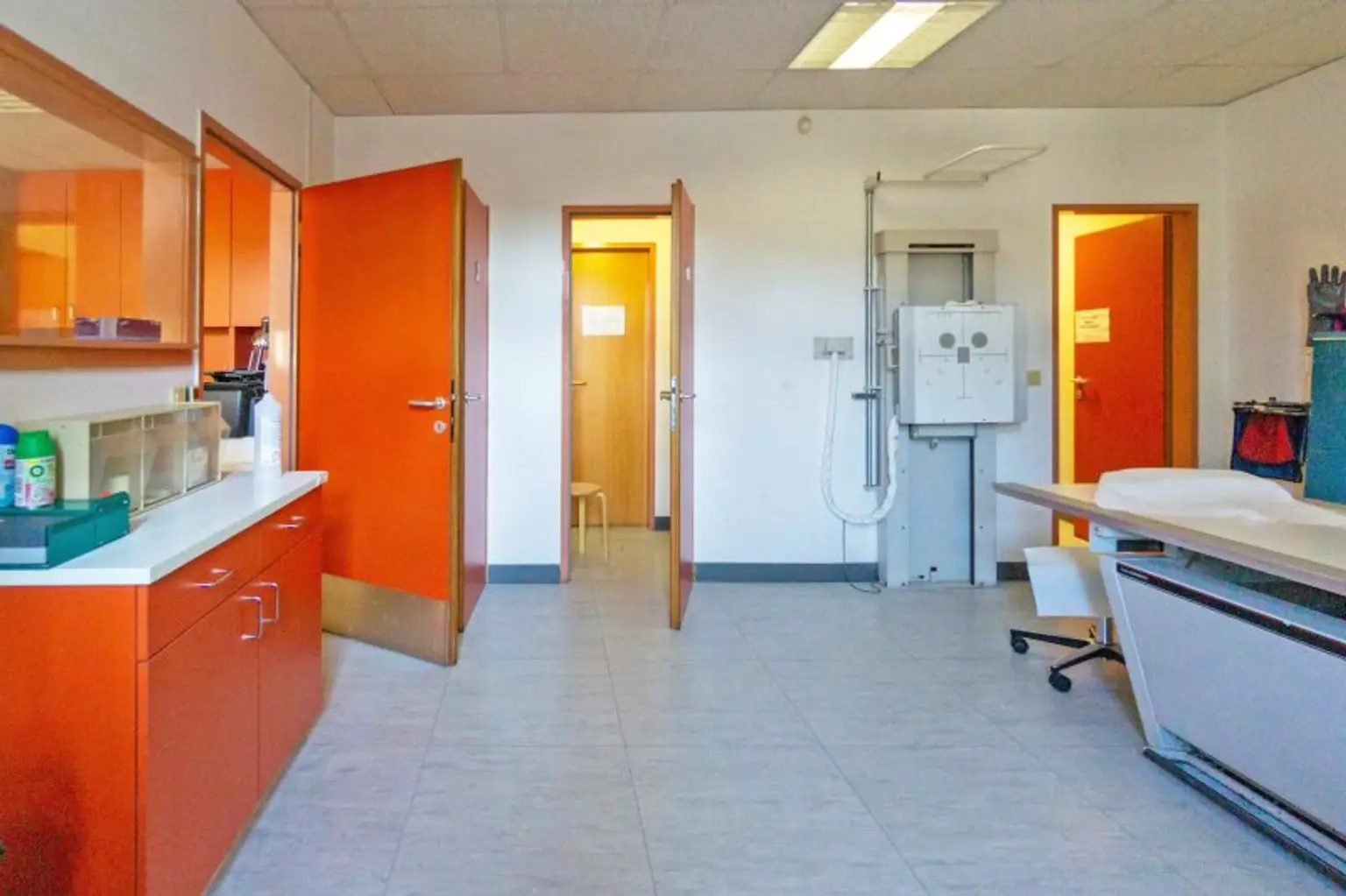 Behandlungsraum 1 mit Zugang zu Kabinen 1+2