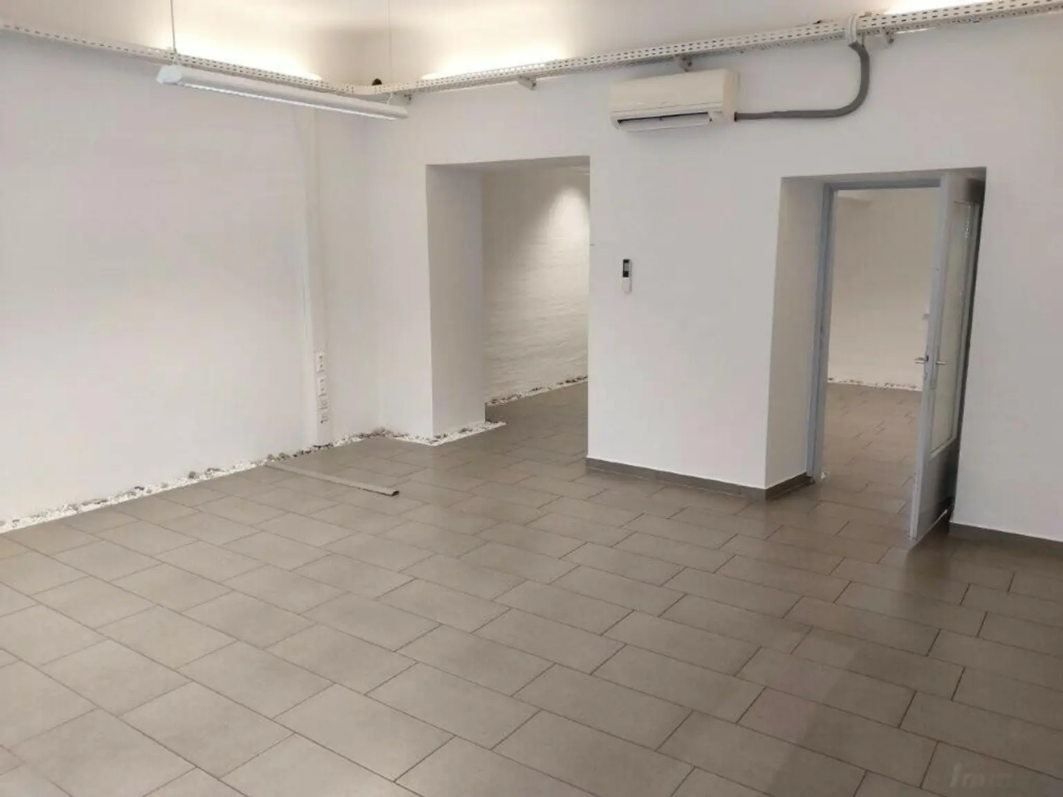 Vielseitige Geschäftsräumlichkeiten in der Leonhardstraße für Ärzte/Therapeuten, Verkauf, Büro zu vermieten!