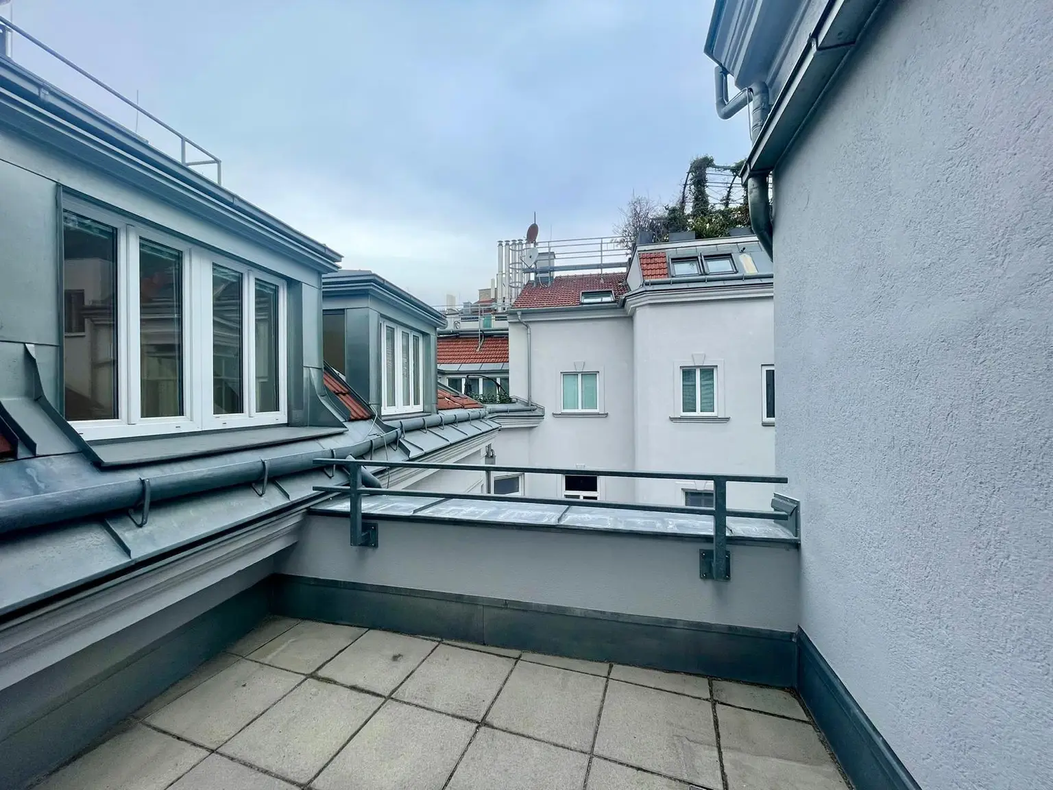 Modernes Wohnen nahe Naschmarkt: Klimatisierte Dachgeschoßwohnung mit Balkon und Terrasse