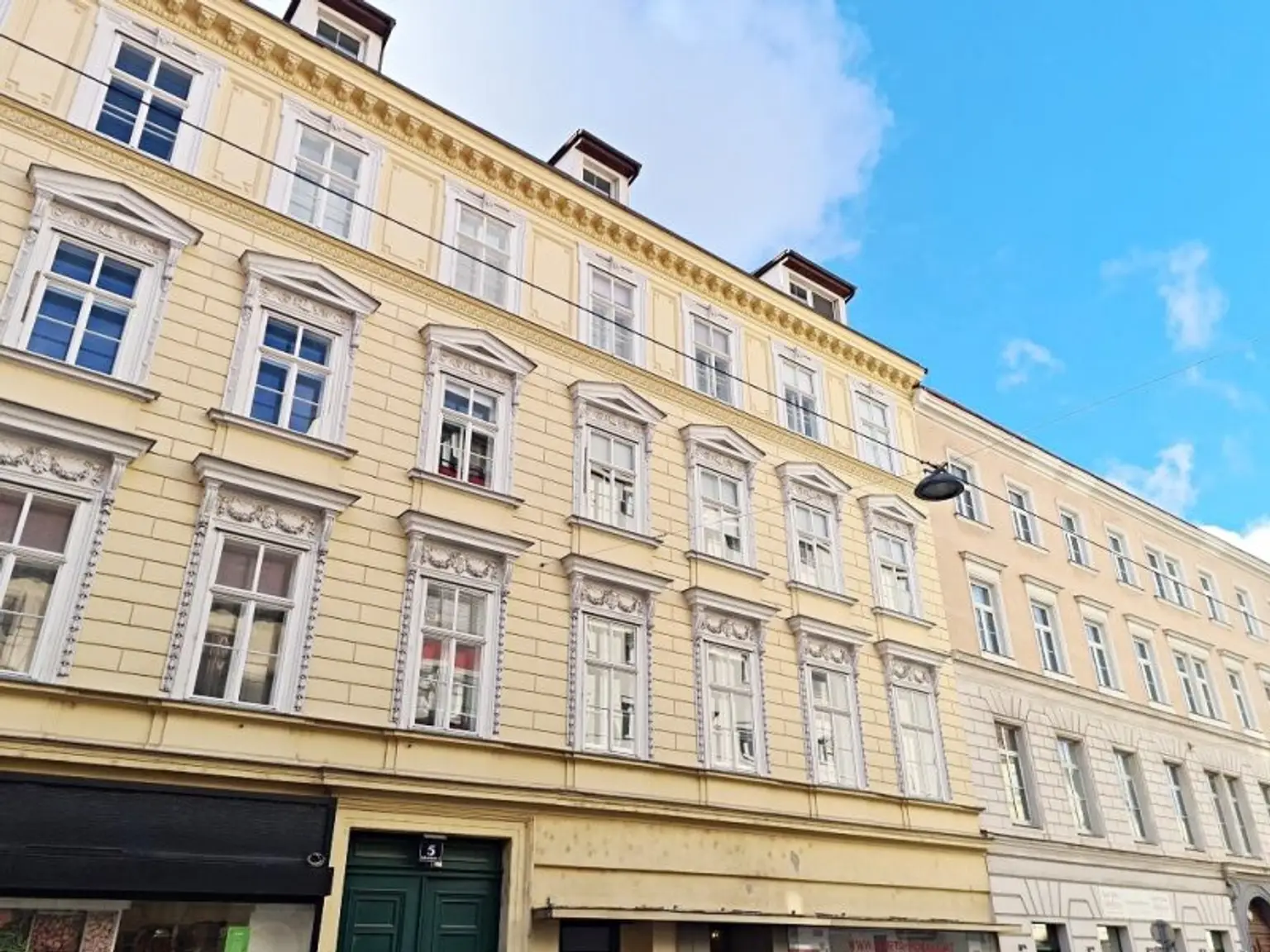 NASCHMARKT-NÄHE, 62 m2 Dachgeschoß, 2 Zimmer, Küche, Wannenbad, Parketten, U4-Nähe, Kettenbrückengasse