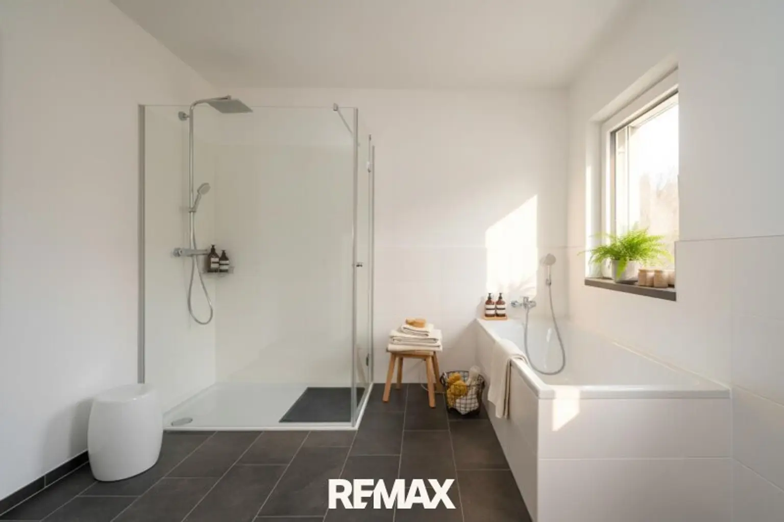 Badezimmer mit Blick zur Dusche u. Wanne (OG)