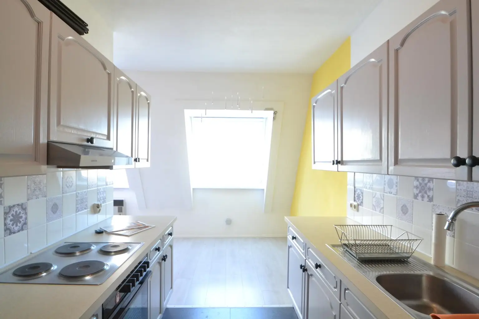 Küche mit hellem Essbereich