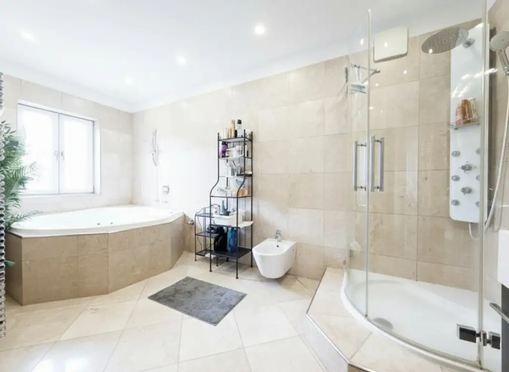 PENTHOUSE LIVING MIT PANORAMABLICK I MARIA HILFERSTRASSE I ca.100 m² TERRASSE I 7-Zimmer und 3 Bäder I U-Bahn Nähe