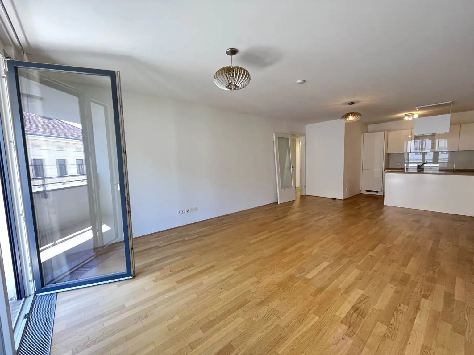 Traumhafte 3-Zimmer-Wohnung mit sonniger Loggia und Garage -  Blumengasse