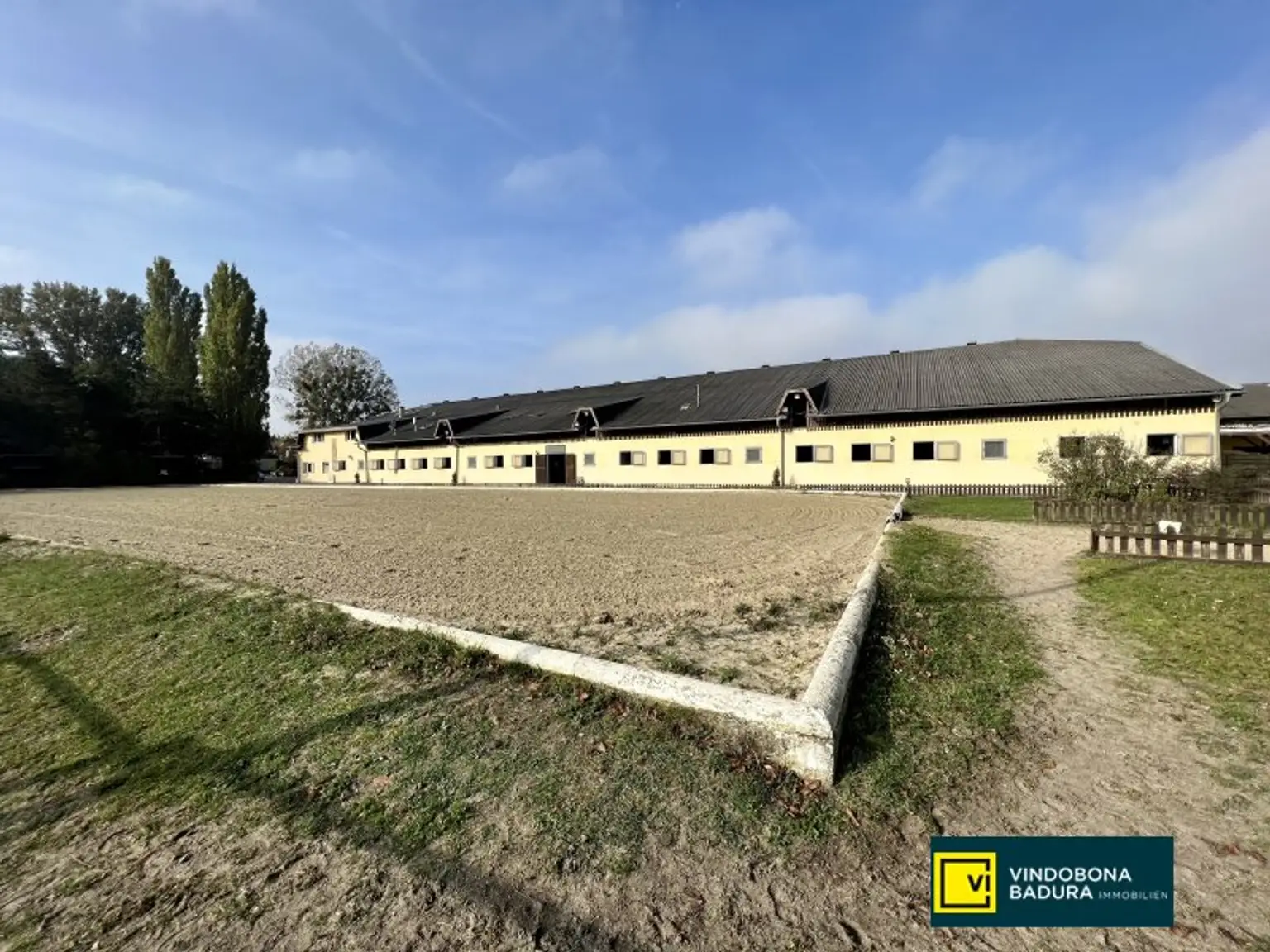 Exklusive Reitsportanlage vor den Toren Wiens – 145 Boxen | Reithallen | Reitplätze | Koppeln | Villa & Personalwohnungen