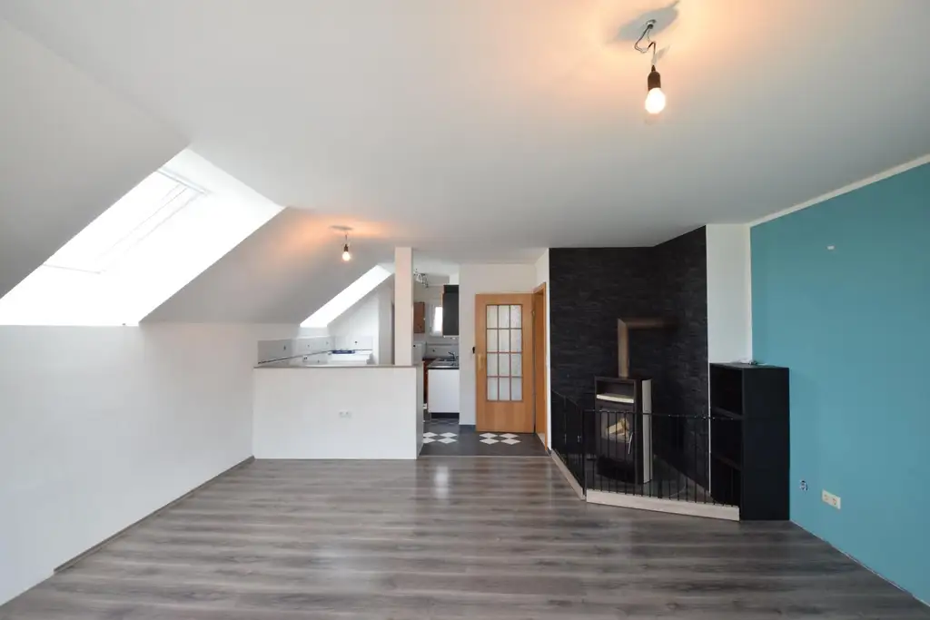 Platzwunder: Wohnung mit Eigengarten, 2 Parkplätzen, Keller & Dachboden