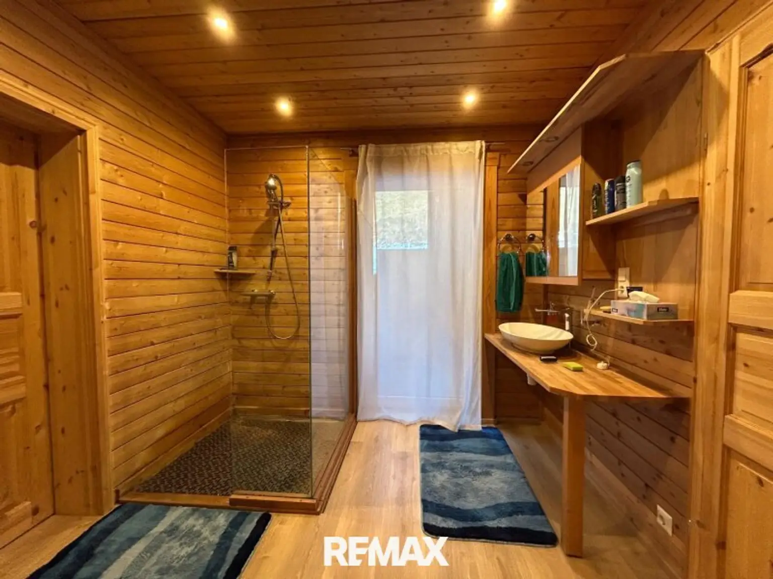 Badezimmer mit Dusche