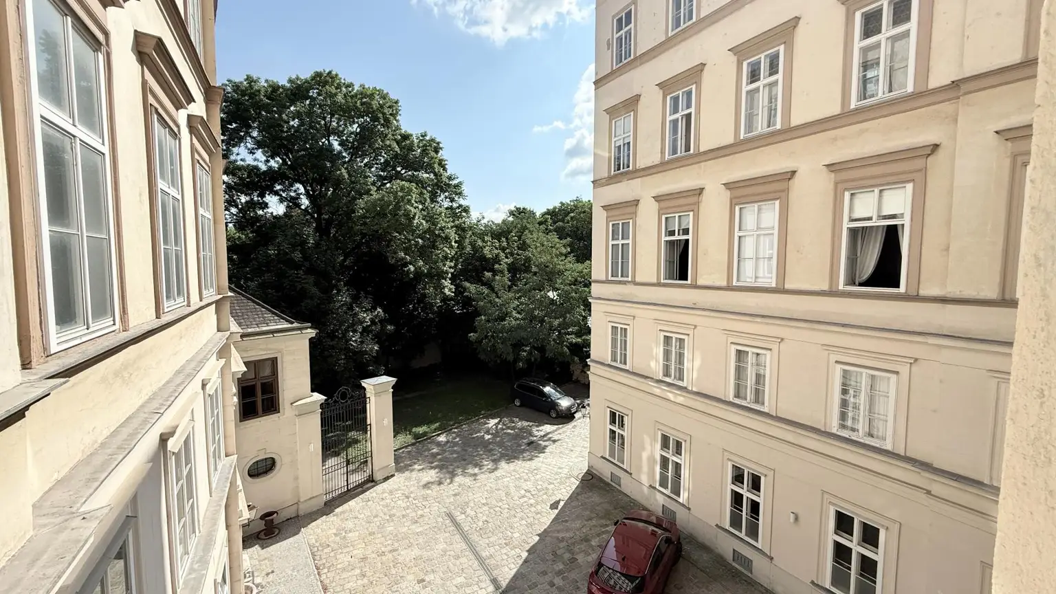 Prachtvolle Beletage mit Balkon in Bestlage am Rochusmarkt! Komplett möbliert.